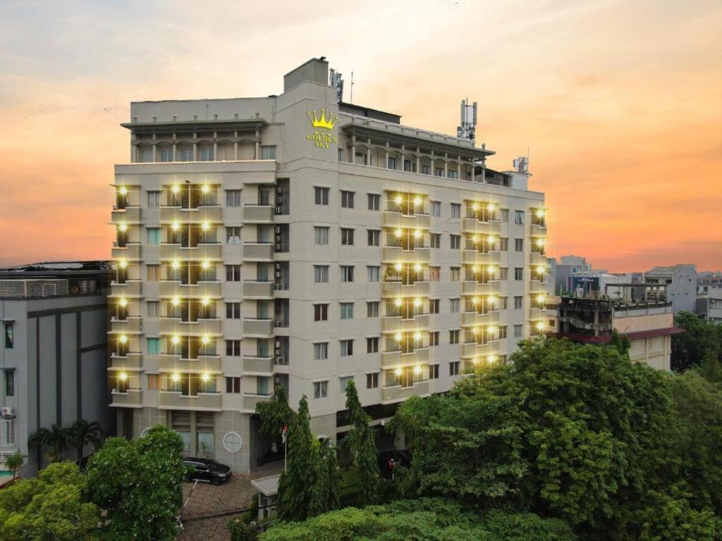 Hotel Golden Sky Pluit Джакарта Екстериор снимка