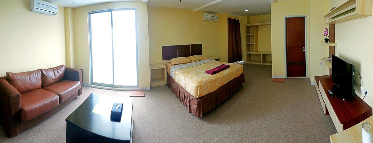 Hotel Golden Sky Pluit Джакарта Екстериор снимка