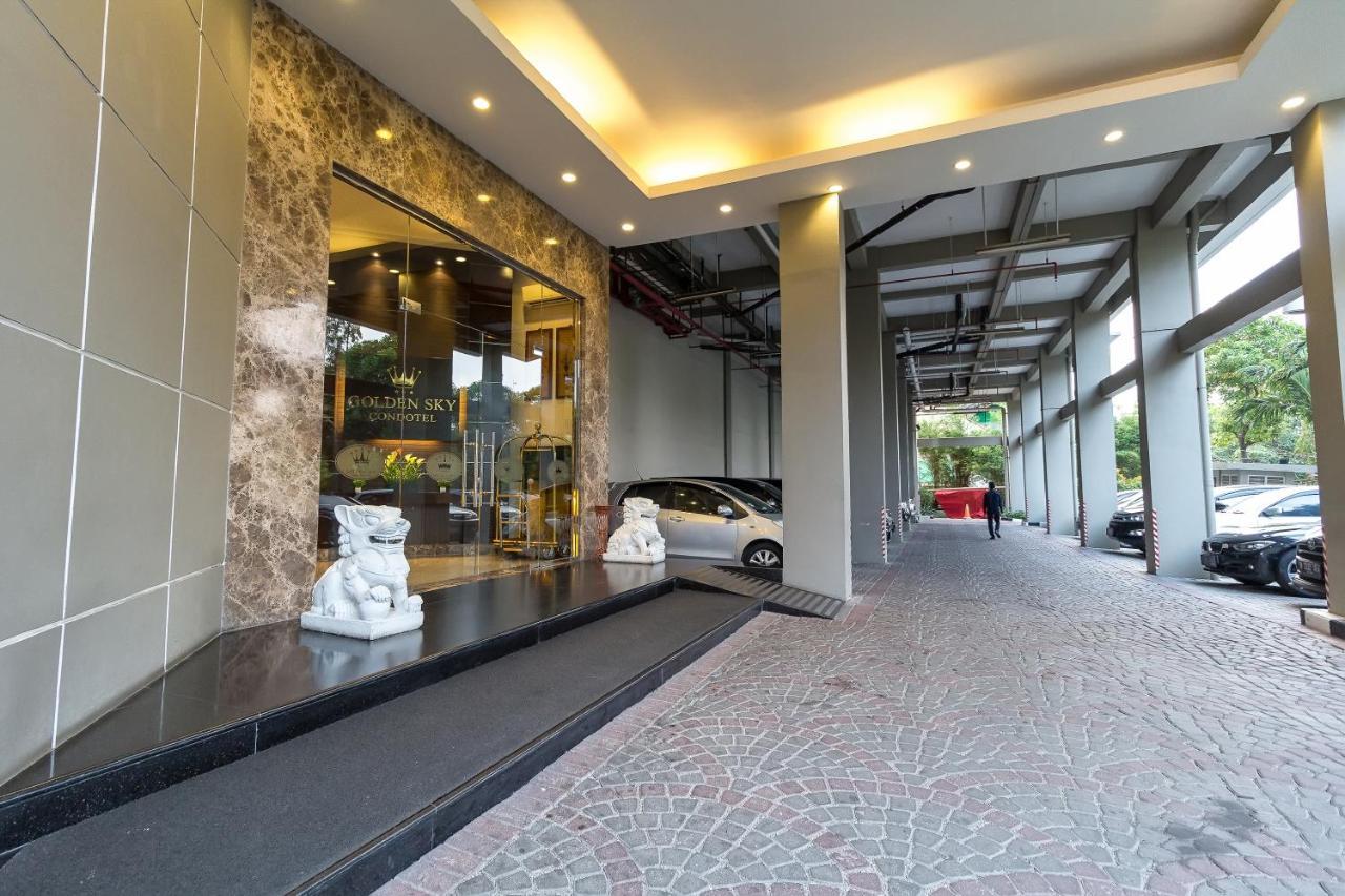 Hotel Golden Sky Pluit Джакарта Екстериор снимка